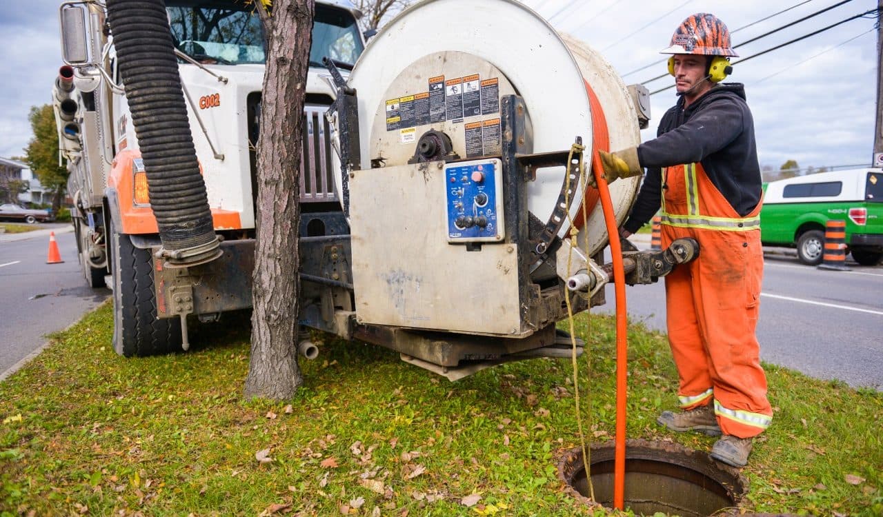 Ontstoppingsdienst Deneyer aan het werk — riool reiniging en inspectie